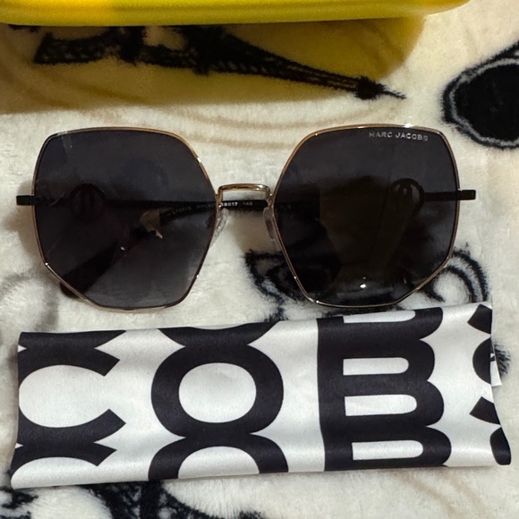 Marc Jacobs Unisex Black Sunglasses with Yellow Case - Picture 2 of 8